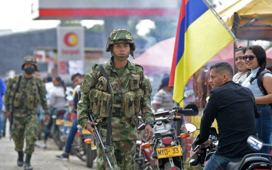 Soldados patrullando el 29 de mayo, día de la primera vuelta de las elecciones presidenciales en Colombia (AFP/RAUL ARBOLEDA)