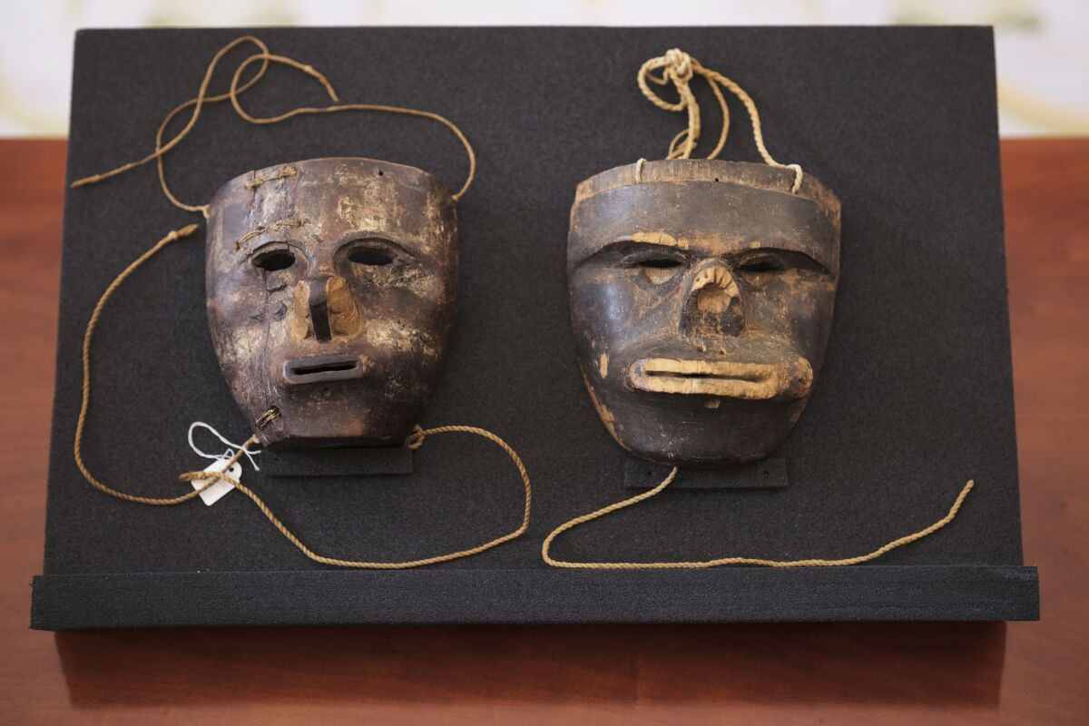 Alemania entrego al presidente Gustavo Petro las máscaras mágicas del pueblo  Kogui | Reacción Revista Digital